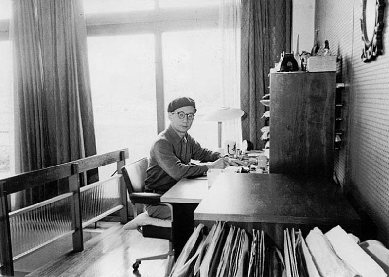 mangaka-desk-tezuka-osamu