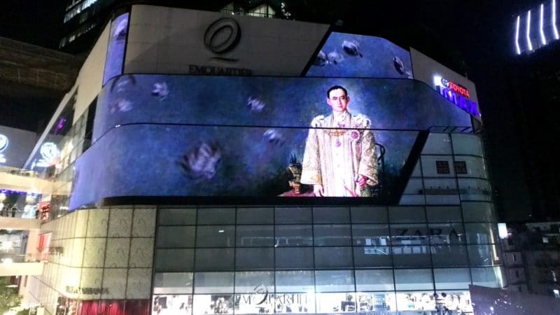 tribute-to-the-beloved-king-bhumibol-adulyadej-at-the-emquartier-32