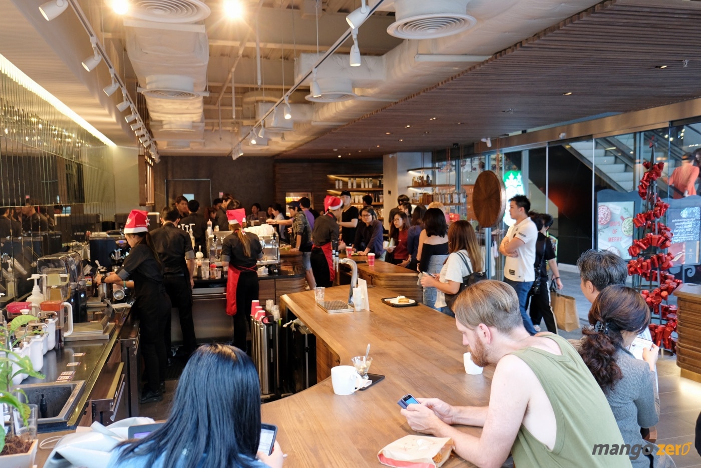 review-the-largest-starbucks-in-thailand-26