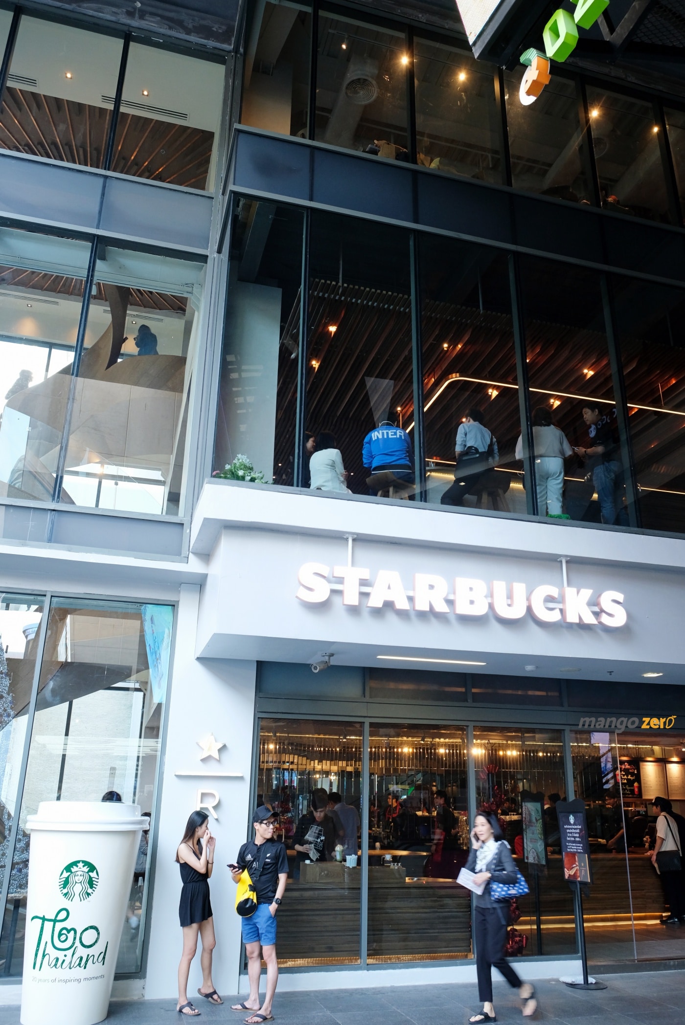 review-the-largest-starbucks-in-thailand-33